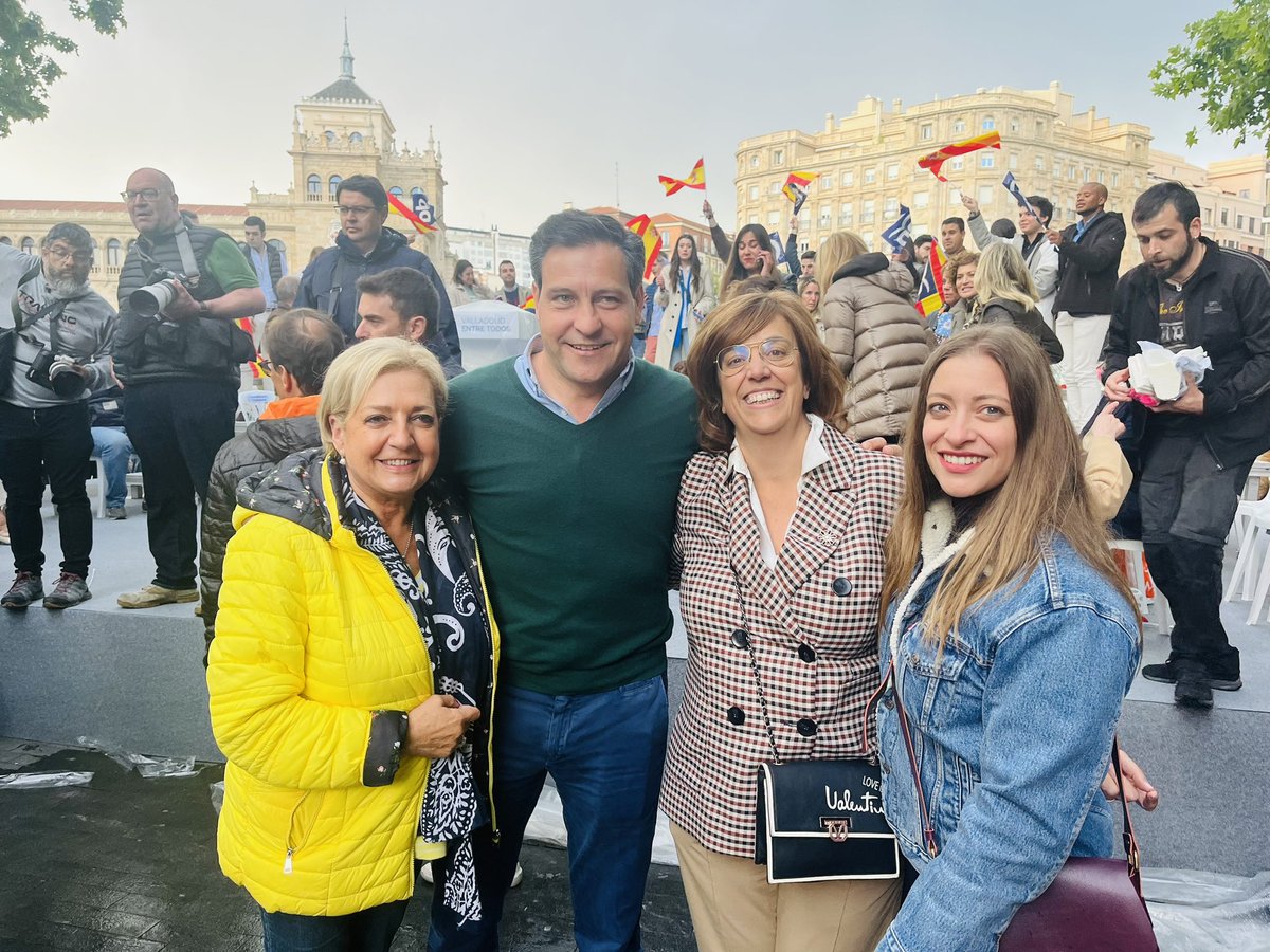 EsterMunoz85's tweet photo. Lo mejor de las campañas es el tiempo que pasas con compañeros y amigos, compartes experiencias, ánimos e ilusiones.  

Vamos a por todas el próximo #28M #VotaPP https://t.co/TPUek43pcn
