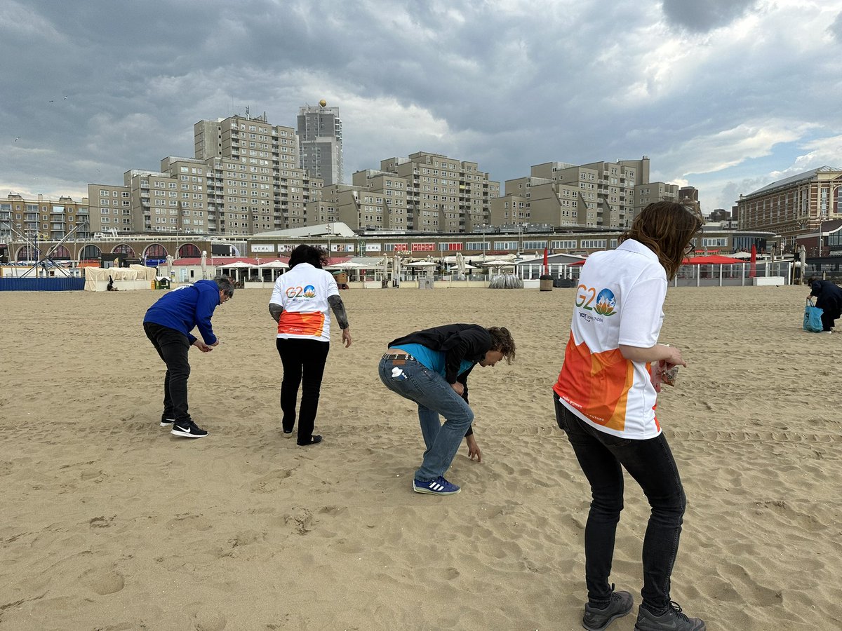 Kilo’s afval werden gisteren verzameld tijdens de G20 Beach Cleanup in #Scheveningen. 🚮 Deze strandopruimactie is gehouden om wereldwijd aandacht te vragen voor het belang van schone zeeën en stranden. 🏖️