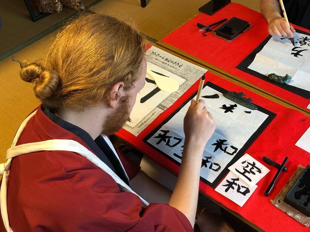 okeikoJapan's tweet photo. 「calligraphy with kimono」
They did great job!  Hope you like Japan.  #okeikojapan #calligraphy  #kimono #kawaii #gadventures https://t.co/1IcXDbeVDX