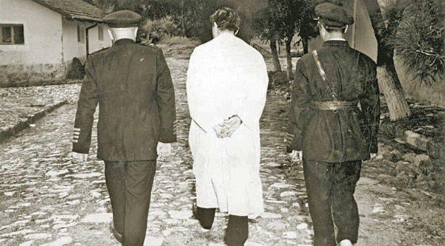 profcemilkocak's tweet image. AKİS derginin (19 Ocak 1963) tarihli sayısında Adnan Menderes için "adam asılmayı yerden göğe hakketmiş" diye yazılmıştı! 27 Mayıs "ruhu"nun aradan geçen 60 yıldan sonra ölmediğinden emin olabilirsiniz! #akis #akisdergisi #27mayıs #tarih #cemilkocak