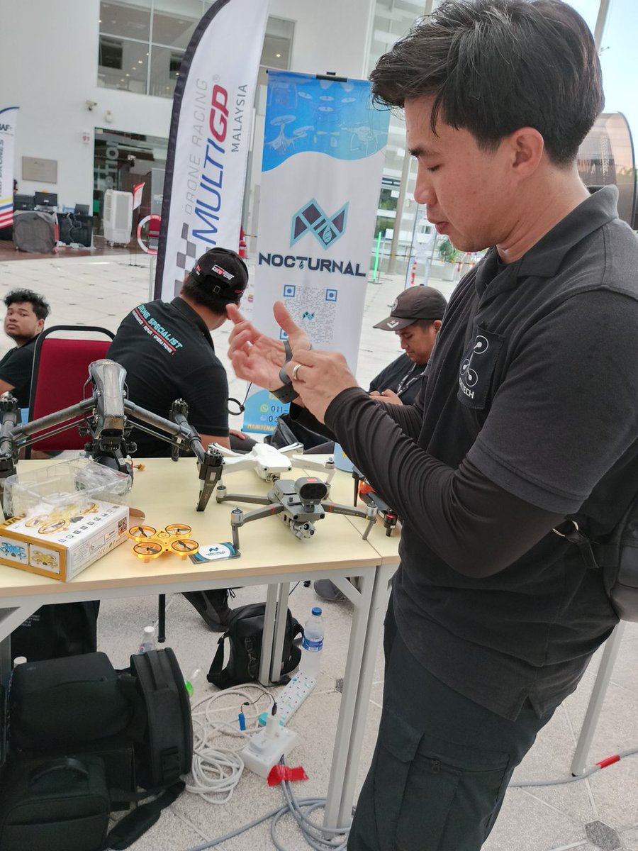 BenangEmas5's tweet image. Bersama @qcomrades  di #iskandarputeri #EduCity, Johor .
Acara program :
IIB DRONE COMMUNITY DAY