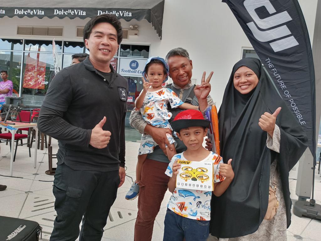 BenangEmas5's tweet image. Bersama @qcomrades  di #iskandarputeri #EduCity, Johor .
Acara program :
IIB DRONE COMMUNITY DAY