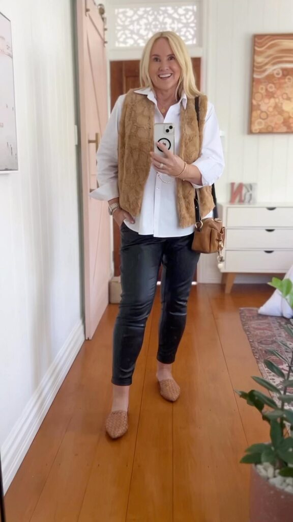 🍂 Outfits lately

Stuck with what to wear with the change of seasons? These are my six tips for your styling your autumn outfits:

1. Building outfit layers is key. The mornings and evenings may be cooler and/or you could be spending your days inside… instagr.am/reel/CsLFe0usu…