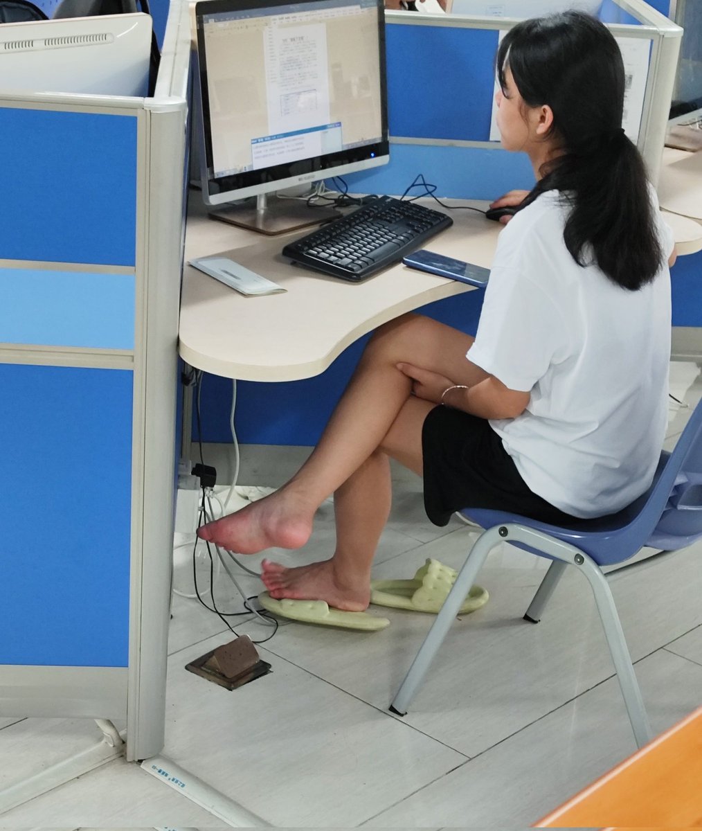 asian feet lover 亞洲腳底愛好 on Twitter: "RT @fairyjiojio_: 还是上次同好兄弟的自习室系列 有没有一种可能，去自习室的目的：学习 欣赏美足⭕