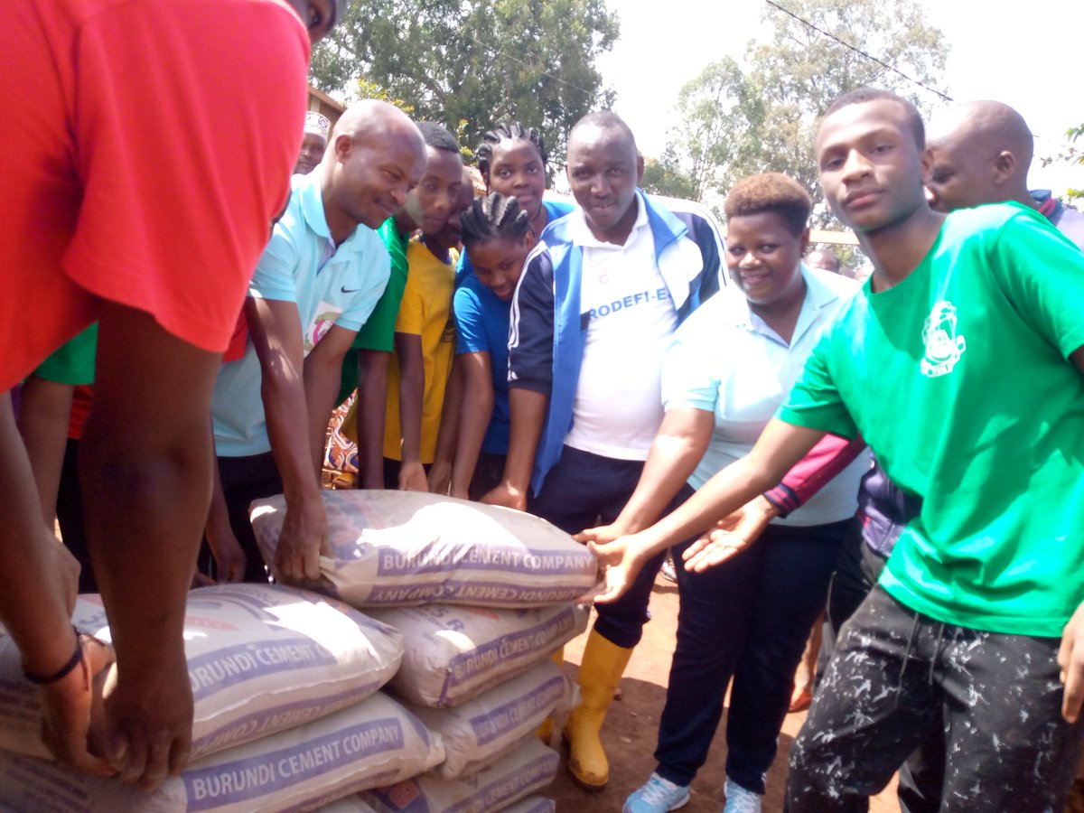 CommuneGASHIKA2's tweet photo. Kuri uyu wa 13.5.2023 muri  @CommuneGASHIKA2 @NgoziProvince ibikorwa vy iterambere rusang vyabereye ahariko hubakwa inzu y amanama.Abakozi b ishure ry igenga MIA risanzwe rir muriyo komine ryashikirije intererano y imifuko 10 y isima Musitanteri akaba yabakengurutse
@BurundiGov https://t.co/dGHsuecnFx