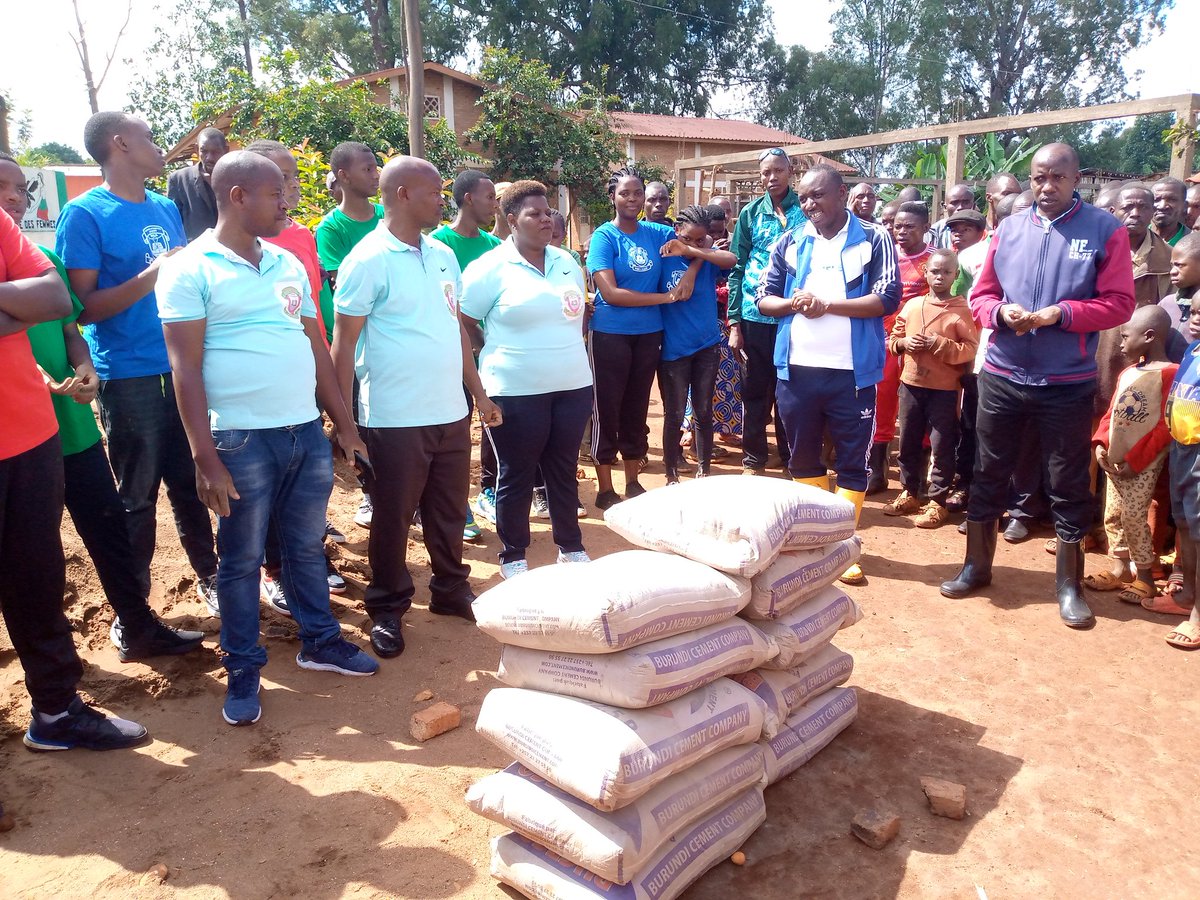 CommuneGASHIKA2's tweet photo. Kuri uyu wa 13.5.2023 muri  @CommuneGASHIKA2 @NgoziProvince ibikorwa vy iterambere rusang vyabereye ahariko hubakwa inzu y amanama.Abakozi b ishure ry igenga MIA risanzwe rir muriyo komine ryashikirije intererano y imifuko 10 y isima Musitanteri akaba yabakengurutse
@BurundiGov https://t.co/dGHsuecnFx