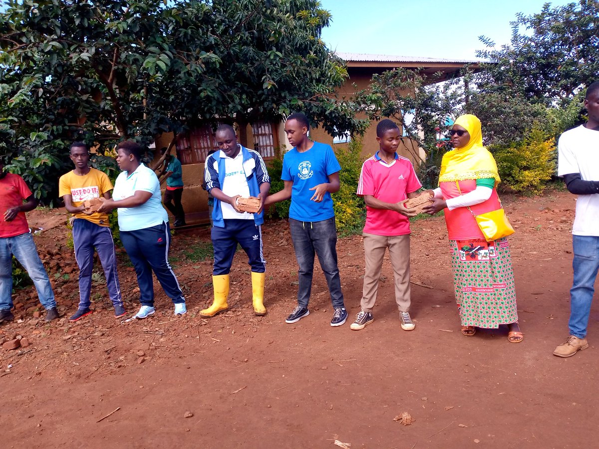 CommuneGASHIKA2's tweet photo. Kuri uyu wa 13.5.2023 muri  @CommuneGASHIKA2 @NgoziProvince ibikorwa vy iterambere rusang vyabereye ahariko hubakwa inzu y amanama.Abakozi b ishure ry igenga MIA risanzwe rir muriyo komine ryashikirije intererano y imifuko 10 y isima Musitanteri akaba yabakengurutse
@BurundiGov https://t.co/dGHsuecnFx