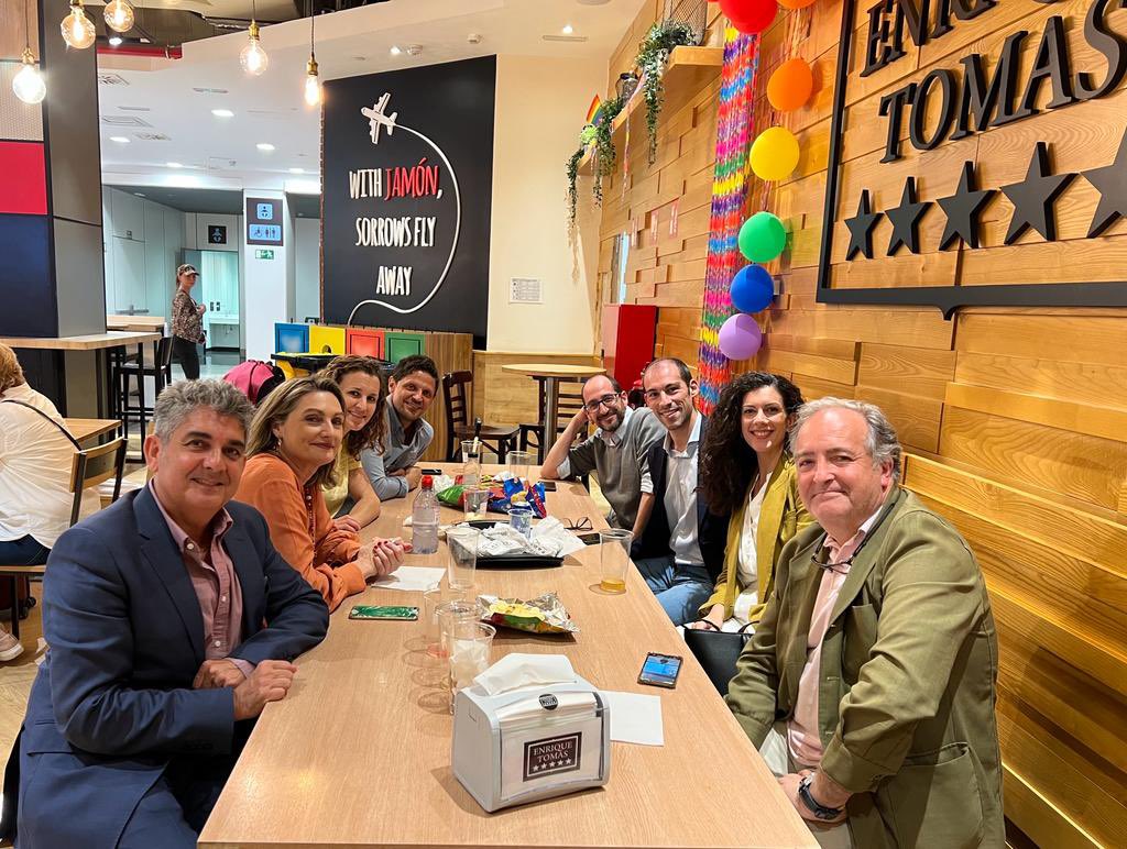aiblancoo's tweet photo. Ha finalizado elXIII congreso @SECTtoracica #SECT2023 compartiendo experiencias y con premios para nuestro servicio @CirToracicaHUVR @HospitalUVRocio @NeumoHUVR , gracias a la Dra Monge Blanco https://t.co/cok1slfBLR