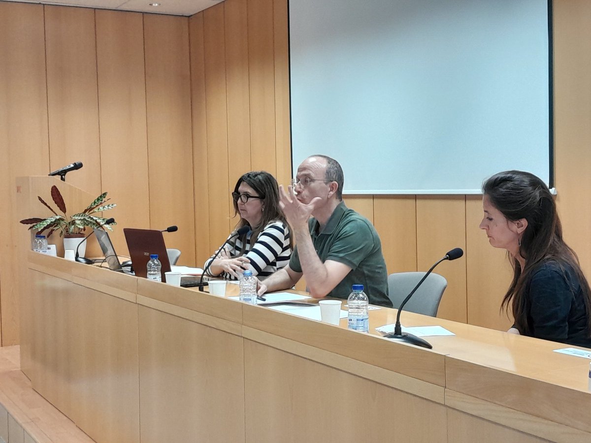 espaisinfantil's tweet photo. Després del descans, amb cafetó i esmorzar, tornem a entrar en matèria i escoltem a @AndreuCardo, @BertaTorrasVila i @JulitaMedialdea, amb reflexions i exemples sobre la pràctica. @UDivulga @espaisinfantil @uvic_cife https://t.co/dGcx083bLU