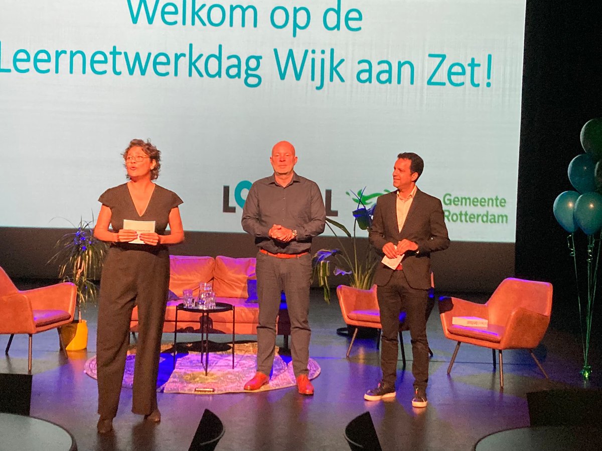 Vandaag in Theater Zuidplein een dag voor de wijkraden om ervaringen uit te wisselen. De wijkraden bestaand nu een jaar en iedereen raakt langzamerhand vertrouwd met het nieuwe systeem en weet wat er kan en niet kan. Het <a href="/College010/">B en W Rotterdam</a> vindt de wijkraden belangrijk. #wijkaanzet