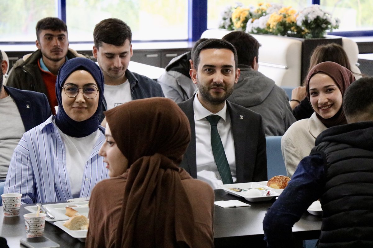 ibrahimbalogluu's tweet photo. Birbirinden güzel sorular, şarkılarla gençlik buluşmamızın bugün ki misafiri AK Parti Genel Merkez ÜNİAK Başkanımız M. Süleyman Daldallı ve Belediye Başkanımız Emrah Özdemir ile gerçekleştirdik. 🚀 #MeydanGençlerin https://t.co/CXJxqiVojj