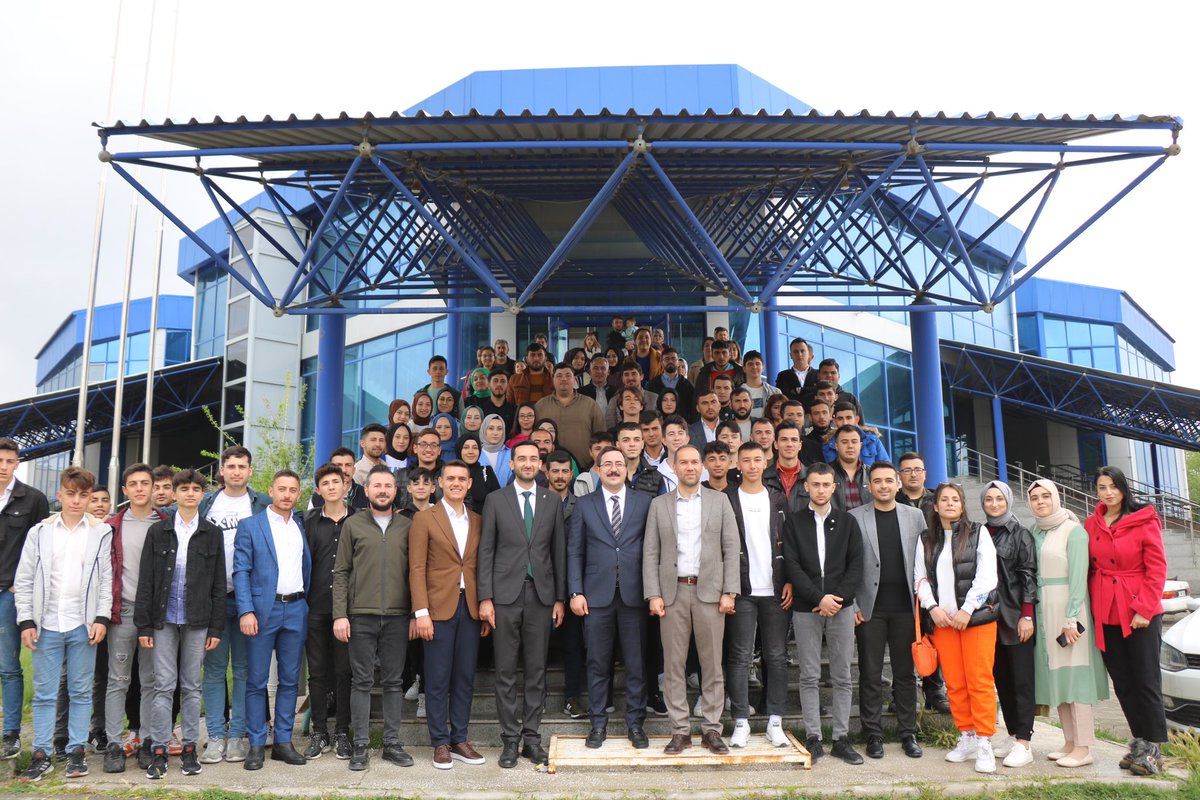 ibrahimbalogluu's tweet photo. Birbirinden güzel sorular, şarkılarla gençlik buluşmamızın bugün ki misafiri AK Parti Genel Merkez ÜNİAK Başkanımız M. Süleyman Daldallı ve Belediye Başkanımız Emrah Özdemir ile gerçekleştirdik. 🚀 #MeydanGençlerin https://t.co/CXJxqiVojj