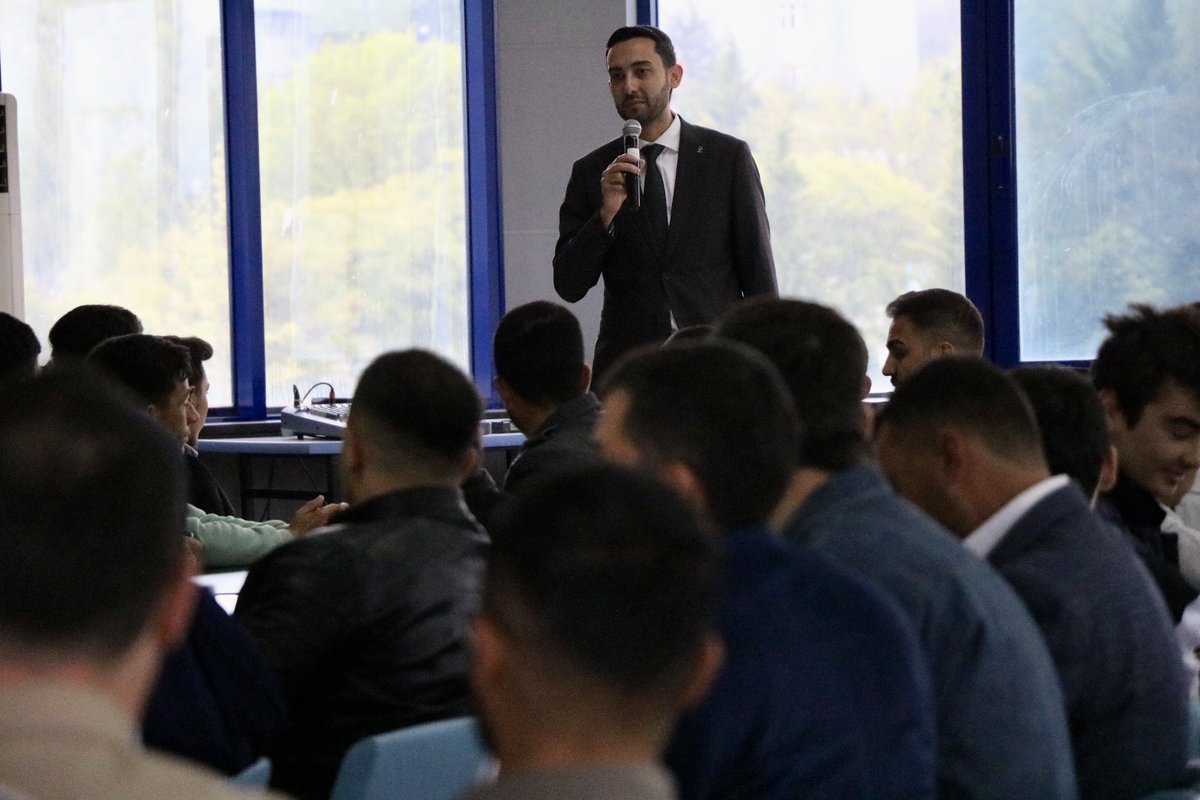 ibrahimbalogluu's tweet photo. Birbirinden güzel sorular, şarkılarla gençlik buluşmamızın bugün ki misafiri AK Parti Genel Merkez ÜNİAK Başkanımız M. Süleyman Daldallı ve Belediye Başkanımız Emrah Özdemir ile gerçekleştirdik. 🚀 #MeydanGençlerin https://t.co/CXJxqiVojj