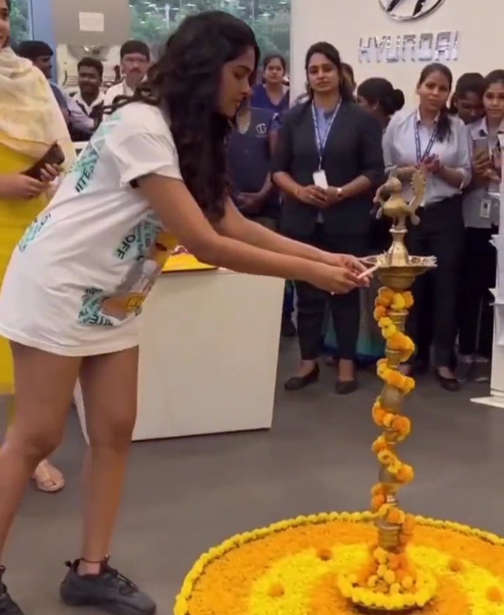 AKReturnss's tweet photo. Is this a fashion show? @HyundaiIndia
This half-naked girl is lighting a lamp with footwear on 😠
No, this is not regressive thinking but plain stupidity. It's not our culture.
This needs to be called out.
@Iyervval @GemsOfBollywood @TheSquind @shashank_ssj @jyotiTpandey05 https://t.co/tNUIqJCzwJ