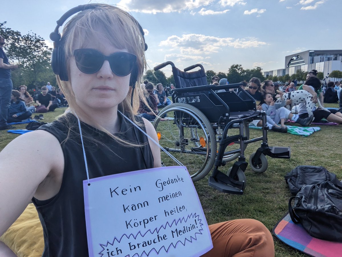 Paunklet's tweet photo. Ich war Stellvertreterin auf der @Liegenddemo für meine Freundin (34), die an #MECFS erkrankt ist. Ich hatte Gänsehaut bei den Reden, so erschütternd sind ihre Geschichten. https://t.co/ehvPHEAftH