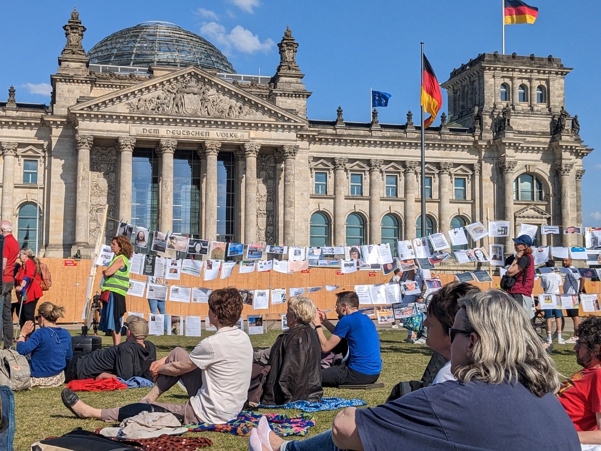 Paunklet's tweet photo. Ich war Stellvertreterin auf der @Liegenddemo für meine Freundin (34), die an #MECFS erkrankt ist. Ich hatte Gänsehaut bei den Reden, so erschütternd sind ihre Geschichten. https://t.co/ehvPHEAftH