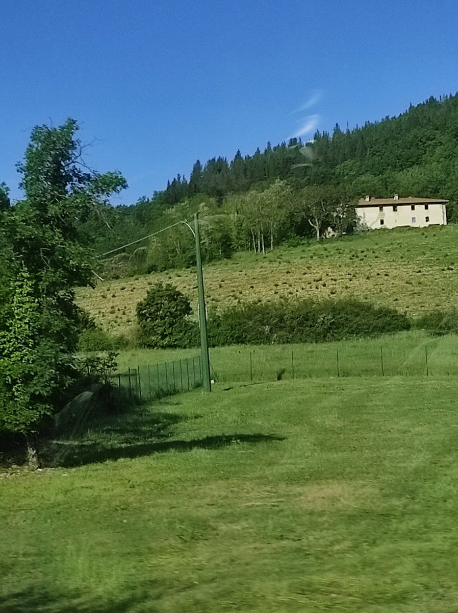 Madame36's tweet photo. #Mis50 🎁🥂🍀
En breve llegaremos a Siena mientras disfrutamos del lindo paisaje italiano durante el recorrido 🚃. https://t.co/cdD4qQ9TmD