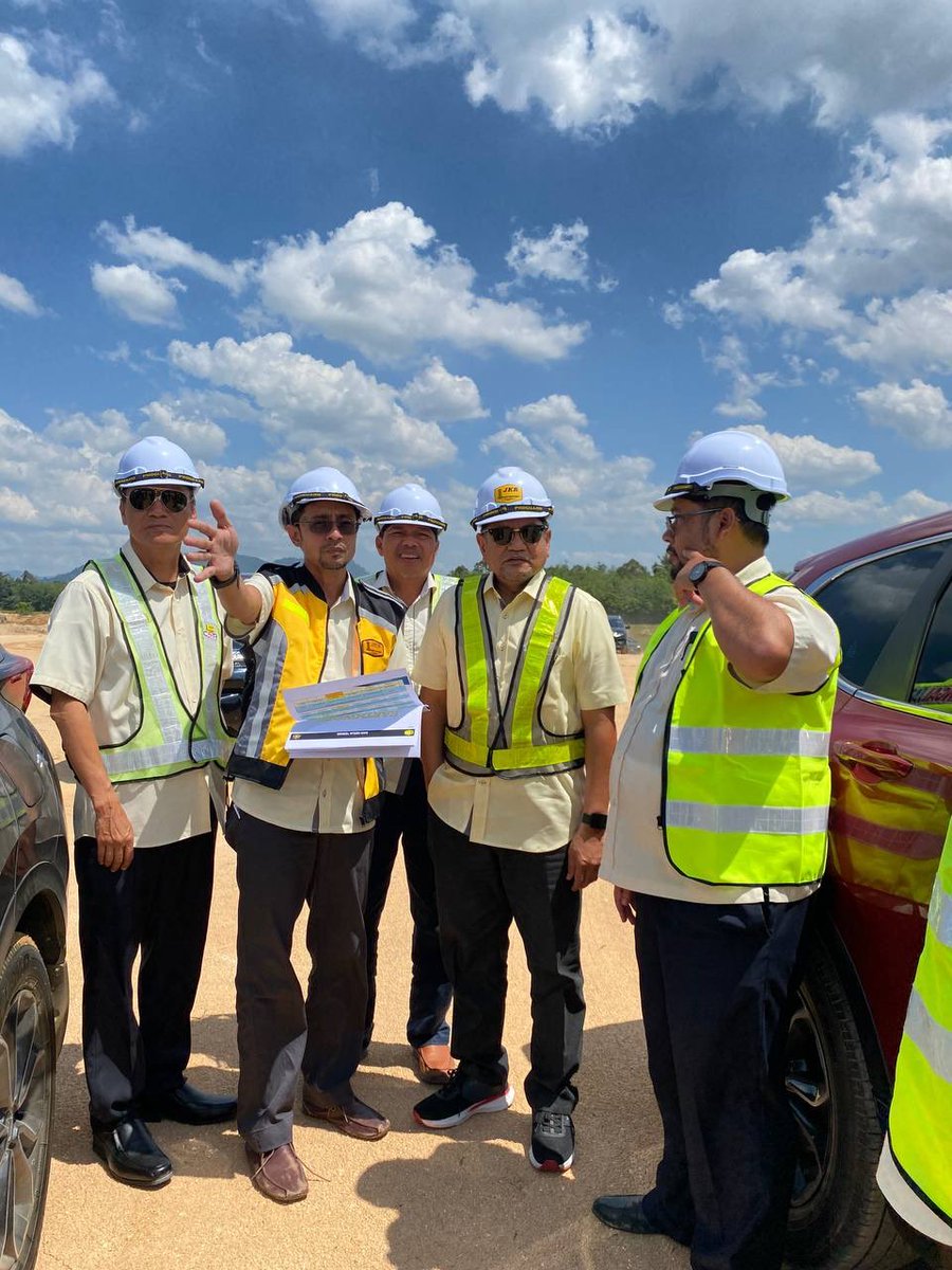 moworksmy's tweet photo. Lawatan Kerja Ketua Setiausaha Kementerian Kerja Raya ke Negeri Kelantan turut melibatkan tinjauan projek Lebuh Raya Kota Bharu-Kuala Krai bagi Pakej 2B dari Ketereh ke Kok Lanas. https://t.co/OZgcPIS8ZY