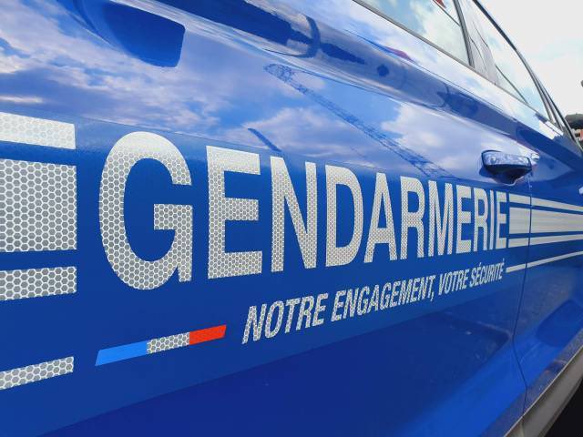 Gendarmerie_028's tweet photo. Le 8 mai, une 15aine de gendarmes de la compagnie de Lucé, dont une équipe🦮 #antistup, ont démantelé un point de deal à #Toury
Saisie de:
➡️30gr de #cocaïne conditionnés pour la revente
➡️d’une arme démilitarisée et de munitions de 9mm
➡️de plusieurs📱
⚖️interpellation du dealer https://t.co/BJCgrGuLa9
