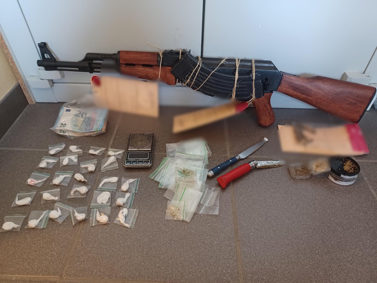 Gendarmerie_028's tweet photo. Le 8 mai, une 15aine de gendarmes de la compagnie de Lucé, dont une équipe🦮 #antistup, ont démantelé un point de deal à #Toury
Saisie de:
➡️30gr de #cocaïne conditionnés pour la revente
➡️d’une arme démilitarisée et de munitions de 9mm
➡️de plusieurs📱
⚖️interpellation du dealer https://t.co/BJCgrGuLa9
