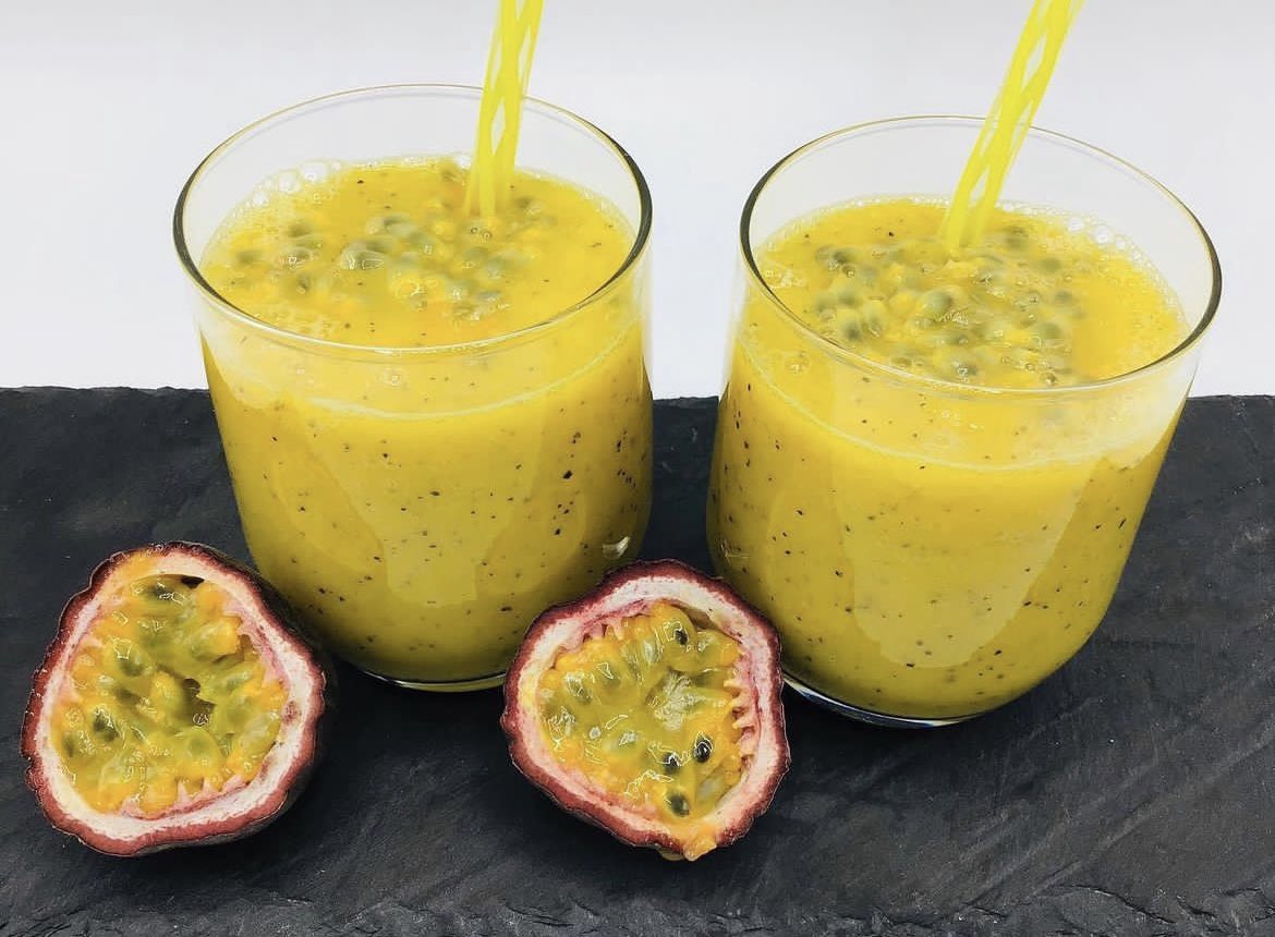 chrysalisNutri's tweet photo. When fruits are made into juices, the fiber and the pulp are often removed.

This makes the sugar in the fruit enter the blood more rapidly compared to when a fruit is eaten whole.

Ensure to eat your fruits whole instead of juicing them.

#FoodAsMedicine 
#NateSpecialists https://t.co/wUmOefmmHl