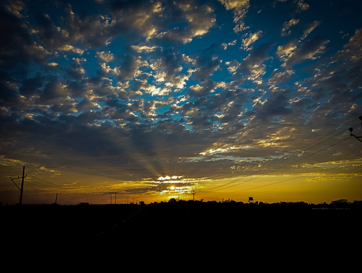 Neeraj_sahu_126's tweet photo. "I don't know where I am running from I am just running"- Clouds
#CREATEBIG
#CLOUDES https://t.co/1xGMLY38bl