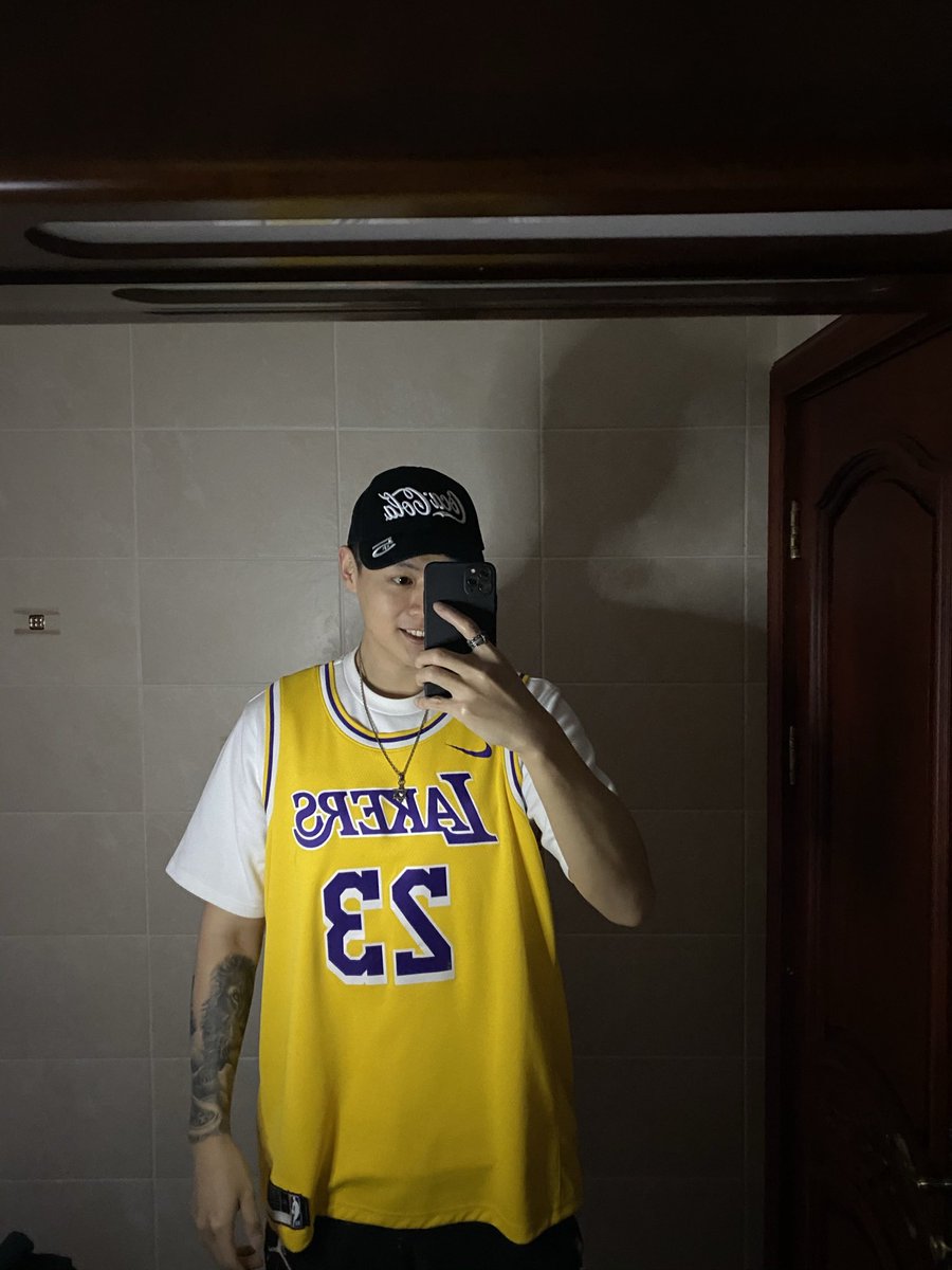 2324yug's tweet photo. 西决加油！#lakers #LeBronJames https://t.co/MRKTLEs0Kv