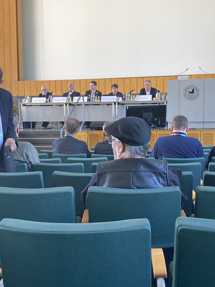 thesuingone's tweet photo. Großverfahren. #StVT44 #Berlin ⁦@KanzleiHoenig⁩ passt auf! https://t.co/WDbXZfKR1A