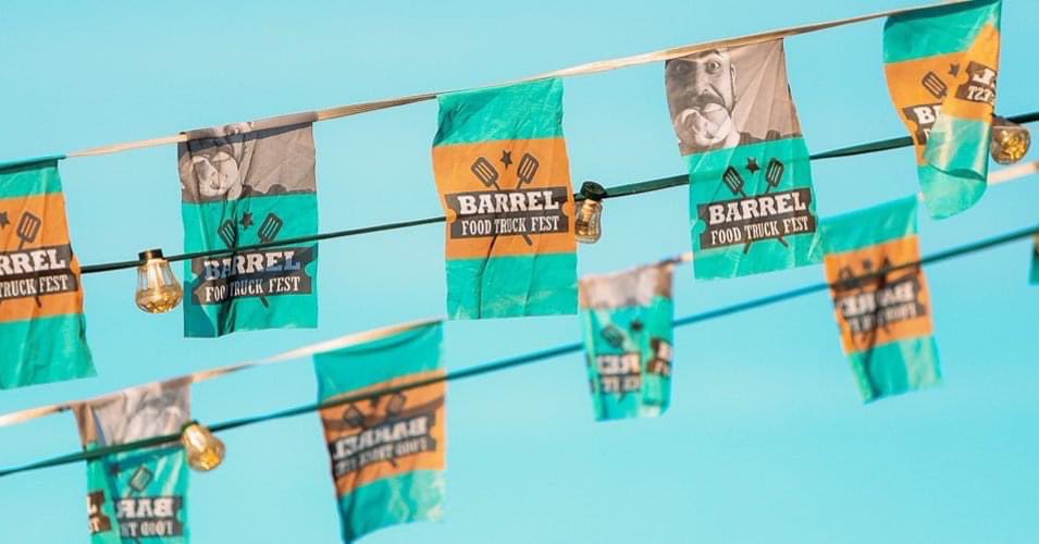 Het aftellen is begonnen! 
Over 𝟮 𝘄𝗲𝗸𝗲𝗻 staan wij op het  🅁🄰🄰🄳🄷🅄🄸🅂🄿🄻🄴🄸🄽 in 𝗘𝗺𝗺𝗲𝗻! 
Wij kunnen niet wachten om dit prachtige plein op te vullen met foodtrucks, die gerechten van over de hele wereld serveren. 
🧇🥩🍔🌭🍛🍹🍻🥣☕🧉🍗🥔🫔