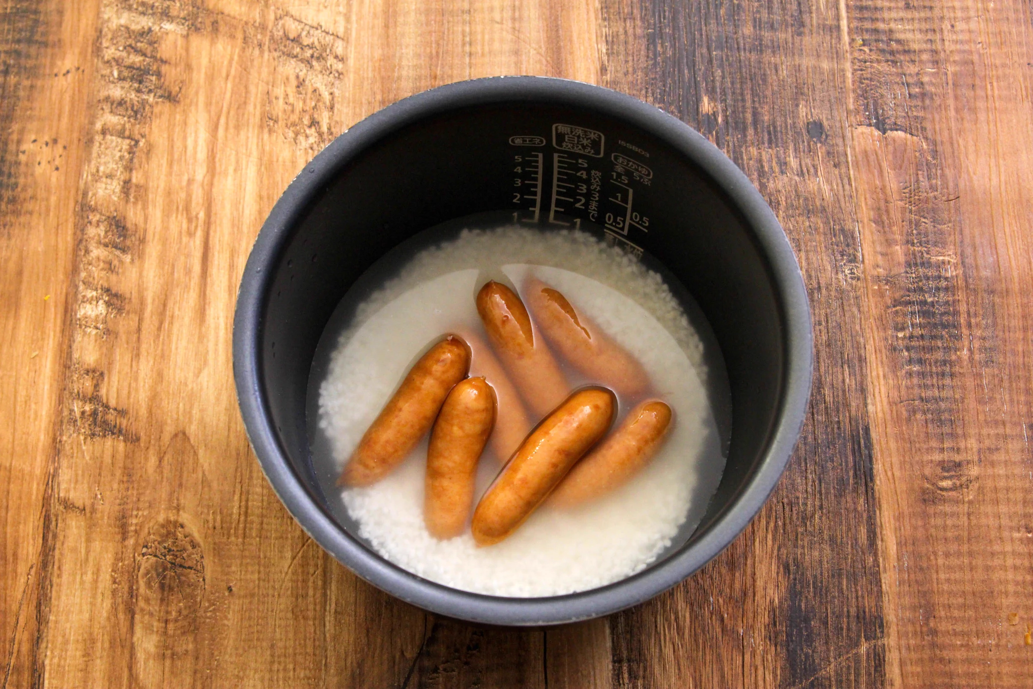 思わず「作りたい！」となっちゃうくらい美味しそう！ウインナーを使った、炊き込みご飯レシピ！