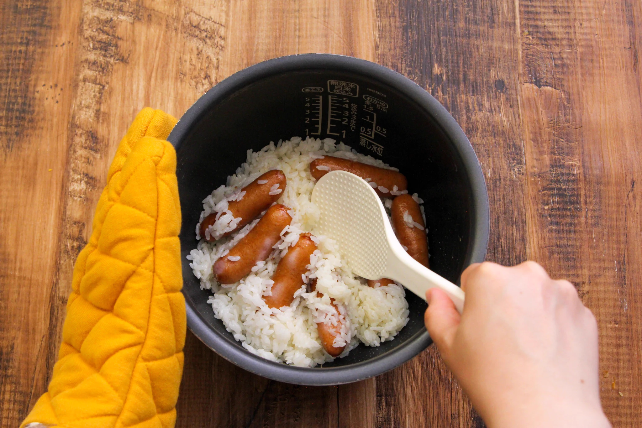 思わず「作りたい！」となっちゃうくらい美味しそう！ウインナーを使った、炊き込みご飯レシピ！