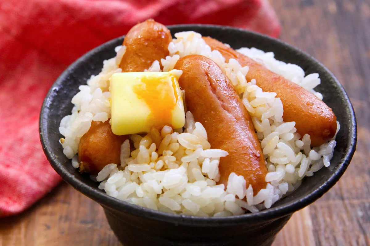 思わず「作りたい！」となっちゃうくらい美味しそう！ウインナーを使った、炊き込みご飯レシピ！