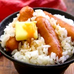 思わず「作りたい!」となっちゃうくらい美味しそう!ウインナーを使った、炊き込みご飯レシピ!