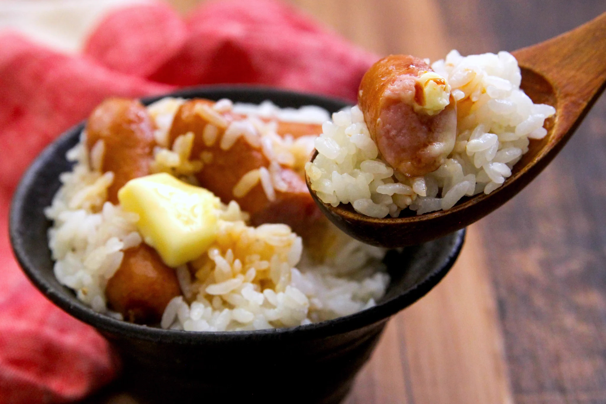 思わず「作りたい！」となっちゃうくらい美味しそう！ウインナーを使った、炊き込みご飯レシピ！