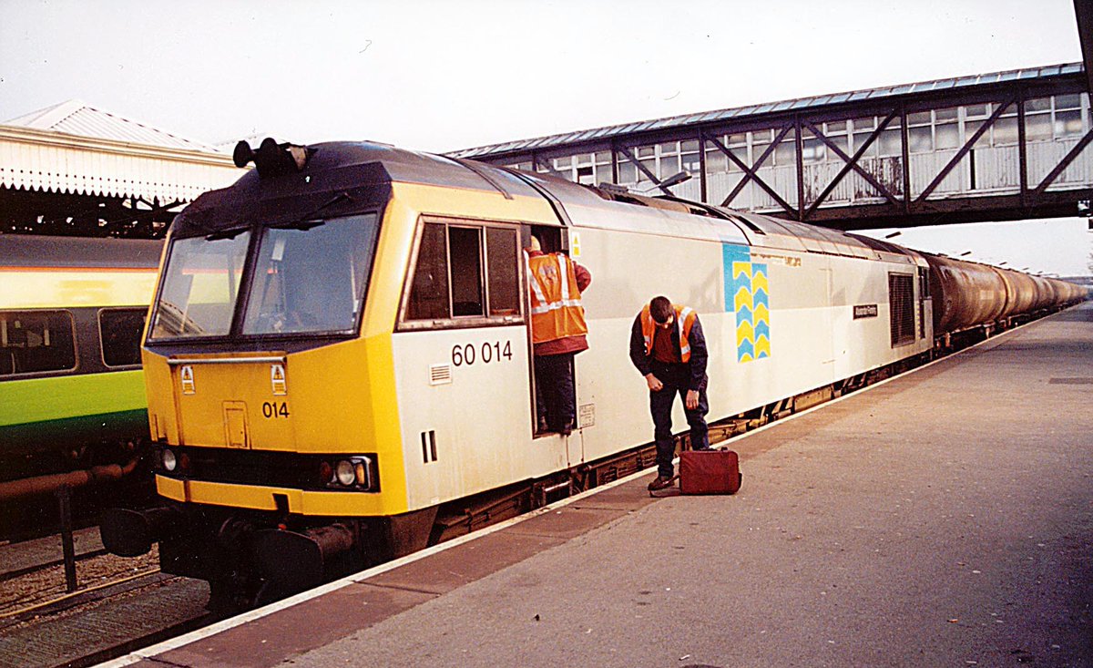 60014 Alexander Fleming. Brush 916, 1993. Trainload Petroleum livery. Photo: Nottingham Station, 09.12.2001. #railway #locomotive #diesel #Class60 #Trainload #petroleum #AlexanderFleming #Nottingham @NamiHusky