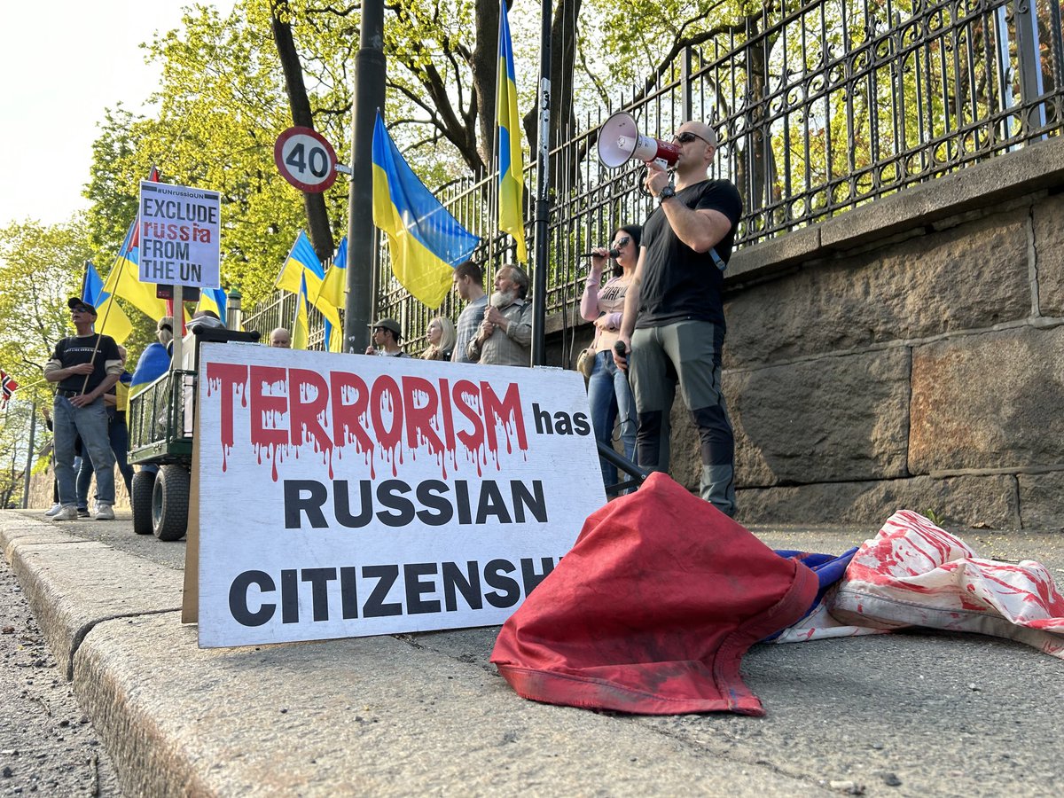 LasekJeremy's tweet photo. Every day since the start of Putin’s War these Ukrainian protestors have set up and chanted outside the Russian Embassy in Oslo. I was pleased to join them in solidarity and calling for the Russians to withdraw. Enough lives have been lost and destroyed. #RussiaGetOut https://t.co/0J59W0NWqb