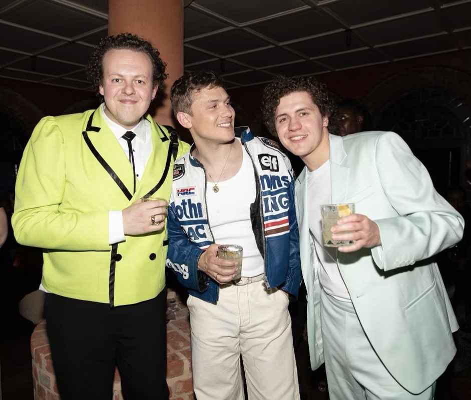 Jon Pointing tweet media