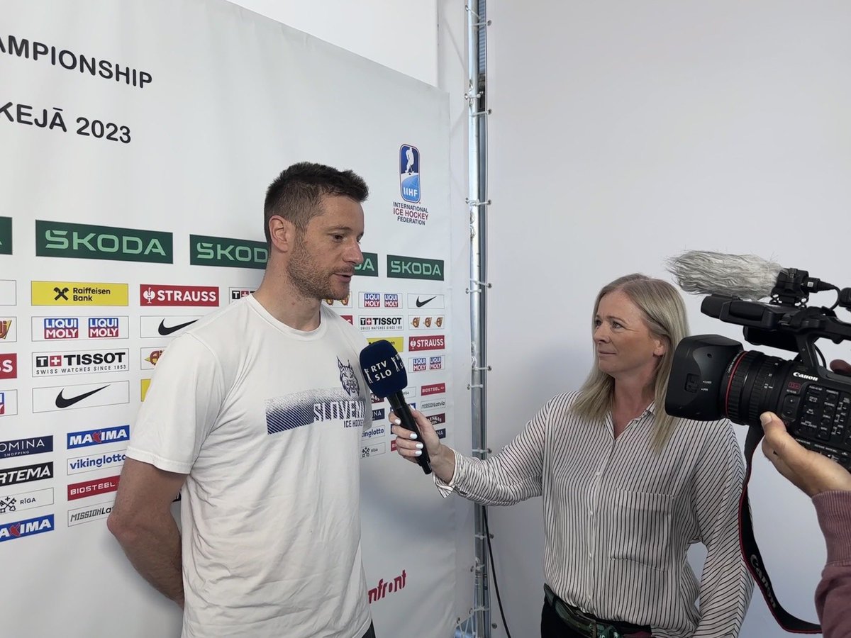 polonaBerta's tweet photo. V kakšnem vzdušju so se risi z avtobusom priprljali v Areno Rigo? Prisluhnite kapetanu Janu Urbasu ob 11.00 na #tvslo2 @lovehokej @rtvslo https://t.co/t89RNSUJHn