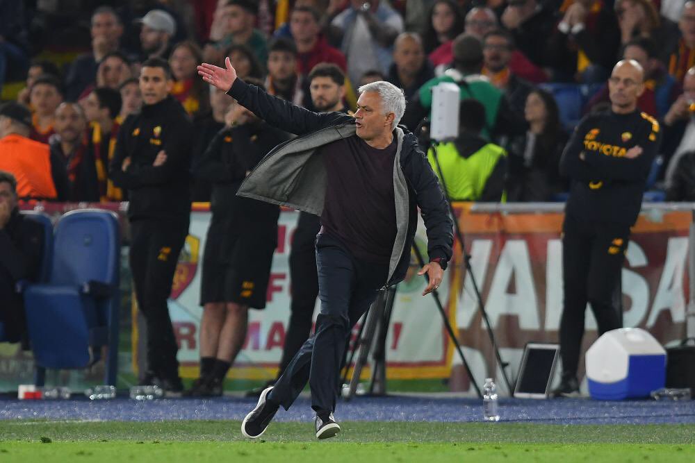 ole_munk's tweet photo. “Who wouldn’t want to see this at #PSG after all those doomed experiments with pretending to be nice, or serious, or interested in building something? This is who we are. Hire the dark lord. Voldemort is finally in charge of the Death Star”. #Mourinho 
https://t.co/L3FWw4UOiI https://t.co/worXrgjsjN
