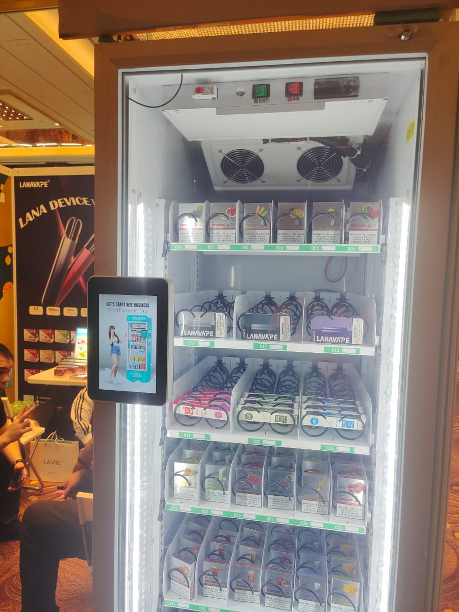 Fahmibinhassan's tweet photo. Korang tahu apa ni?

Vending machine untuk jual vape. Akses kepada vape 24/7 untuk segenap lapisan masyarakat. Nak dapat ubat pun tak senang macam ni.

Mesen ini ditayangkan di ekspo vape di Malaysia. Maklumlah, nikotin dah bukan racun. Seronok pelabur luar.

Darul nikotin? https://t.co/r4jpyRseG3