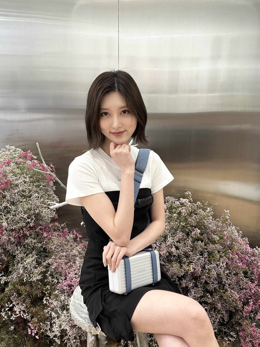 IVE_twt's tweet photo. RIMOWA🖤 오늘도 행복하게🌤️

#IVE #아이브 #GAEUL #가을 https://t.co/n0xmYz6RII