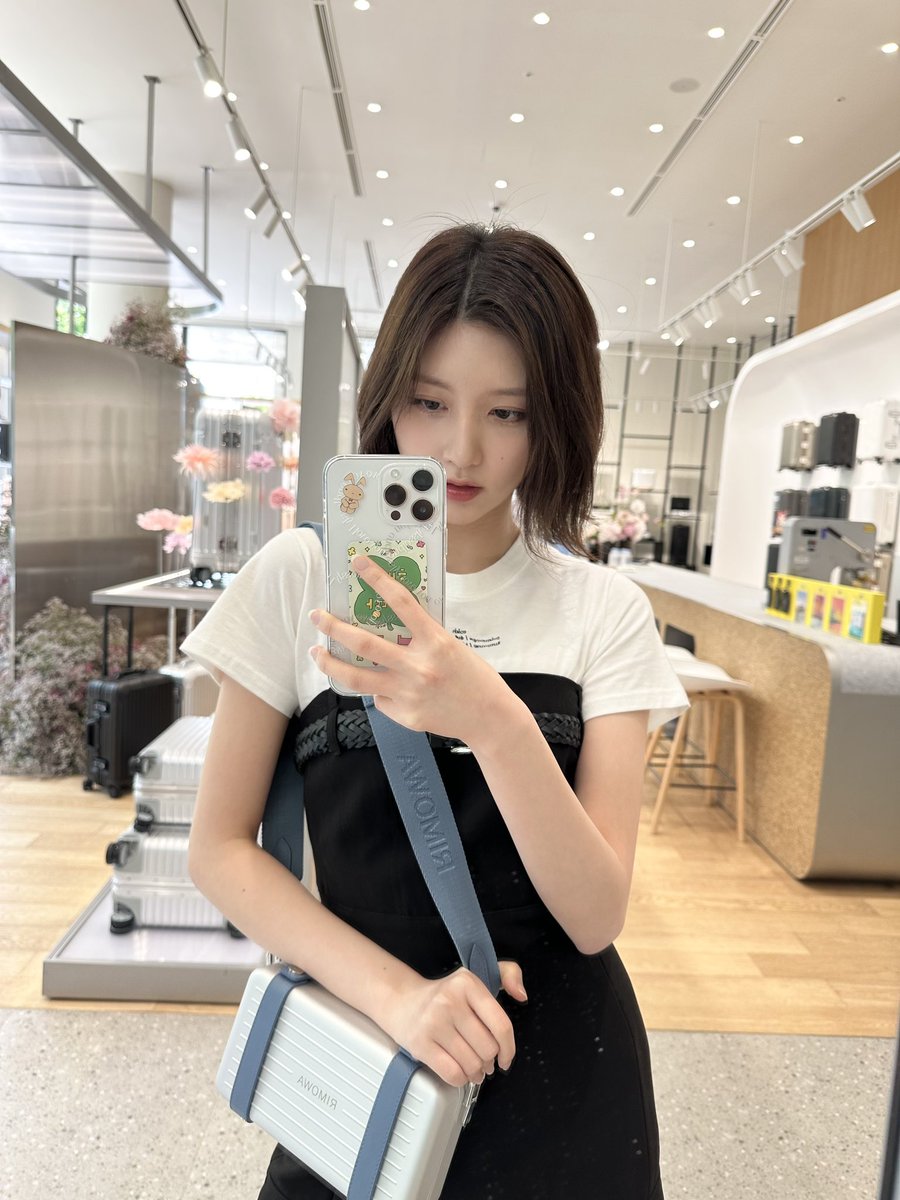 IVE_twt's tweet photo. RIMOWA🖤 오늘도 행복하게🌤️

#IVE #아이브 #GAEUL #가을 https://t.co/n0xmYz6RII