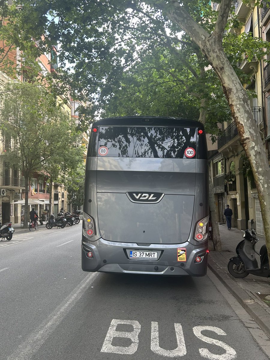 A verure si el Regidor de l’Eixample de <a href="/bcnencomu/">Barcelona En Comú</a> Sr. <a href="/paugv87/">Pau Gonzàlez Val</a> em pot dir perquè ells poden aturar-se a dercarregar turistes al carril Bus de València x anar a la Sagrada Familia mentres els veïns vivim en la saturació permanent. 🤓

Gràcies per avançat per respondre.