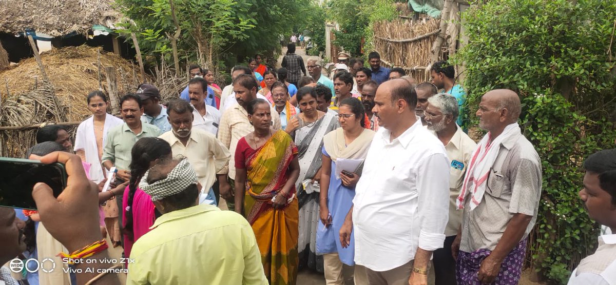 KPSMLA's tweet photo. మన పెనమలూరు నియోజకవర్గం కంకిపాడు మండలం, మద్దూరు గ్రామ సచివాలయం నందు మొదటి రోజు "గడప గడపకు మన ప్రభుత్వం" కార్యక్రమం ప్రజల ఆత్మీయ స్వాగతంతో ప్రారంభమైంది.  ప్రభుత్వం చేపట్టిన విధానాల పట్ల వారి మద్దతు, ప్రజలే ముందుండి కార్యక్రమాన్ని విజయవంతంగా నడిపించడం ఎంతో సంతోషాన్ని కలిగించింది. https://t.co/8o44IMkjPO