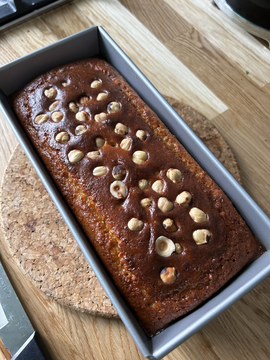 J_00_S_T's tweet photo. Dit was vóórdat Tom besloot twee happen uit de cake te nemen… 😑😼 Dankzij bakpapier kwam hij prima uit te vorm en lag hij hapklaar op een rooster af te koelen. Maar kennelijk is keto niet iets voor katten, dus er bleef gelukkig genoeg over voor ons 😅 #goedemorgen #rotkat https://t.co/bjpmweqFuJ