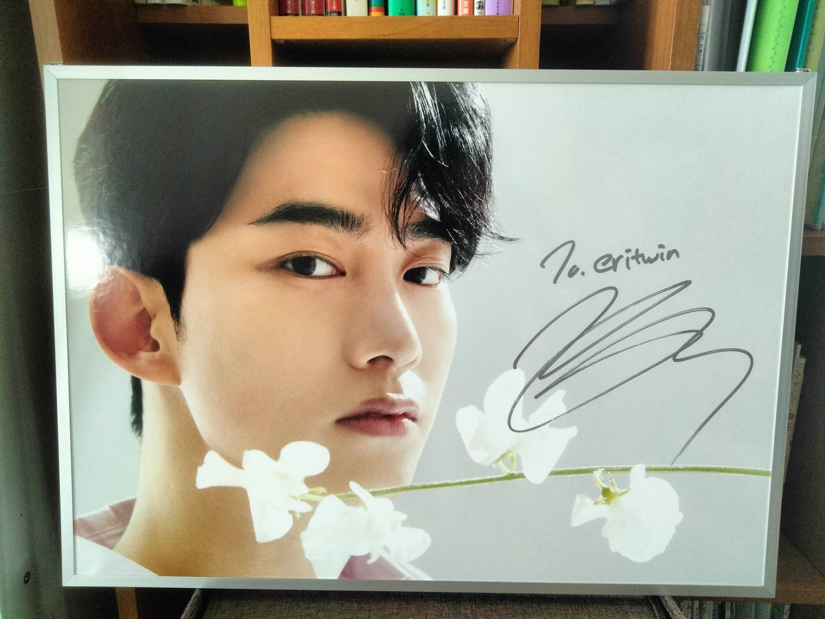 Yeltaec17's tweet photo. 昨日大事に持ち帰ったサイン入りパネル♥ このパネルの前では変なことが出来ない神々しさ✨✨。
#parTYtime  #テギョン #oktaecyeon #옥택연 https://t.co/rzcqREvZVo