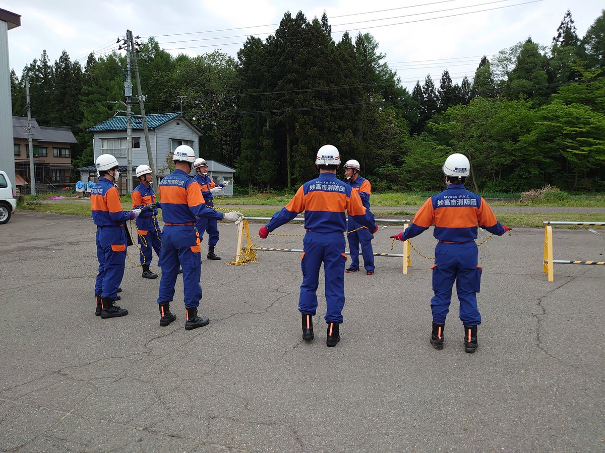 MyokoShobodan's tweet photo. 【高原:水防講習】
今回の担当は「#木流し工法」です。
基礎であるロープワークの講習を行っています。途中で雨が降り出したので、屋内で継続しています。
#妙高市消防団
#水防訓練講習会
#妙高高原方面隊 https://t.co/o05Jac95in