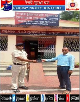 @RPF_INDIA RPF/Angul retrieved a left behind mobile phone valued Rs.10,000/- from coach No. B-1, of train No. 18118 Rajya Rani express on 11th May 2023 and handed over it to the rightful owner on 12thMay 2023.
#OperationAmanat