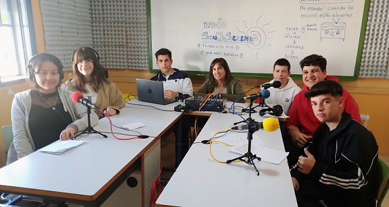sanjosevva's tweet photo. Radio SanJoSerena. Fútbol: el deporte y el negocio.
En este programa, los alumnos de 2º FP Básica de Servicios Administrativos nos presentan el fútbol desde el punto de vista de los ingresos y los gastos que se generan en este deporte.
Que lo disfrutéis.
https://t.co/kcX30zebMV https://t.co/a6cR5UKe9S