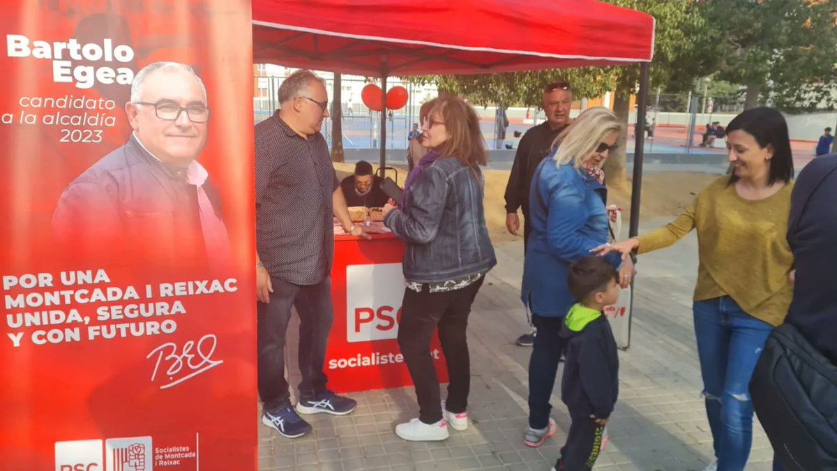 PSCMontcada's tweet photo. 🌹Carpa Informativa al Parc del Turó Blau al barri de #cancu
🗣️ @BartolomeEgea "Els veïns i veïnes de Can Cuiàs mereixen un tracte just. La neteja, seguretat, el comerç i la problemàtica amb els porcs senglars han estat els temes més repetits."
♥️Política útil i propera https://t.co/jJQCNbVIIC
